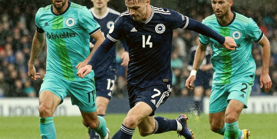 Keito Nakamura nhận thẻ đỏ sau 8 phút vào sân: Lyon giữ ngôi đầu Ligue 1 bằng 10 người