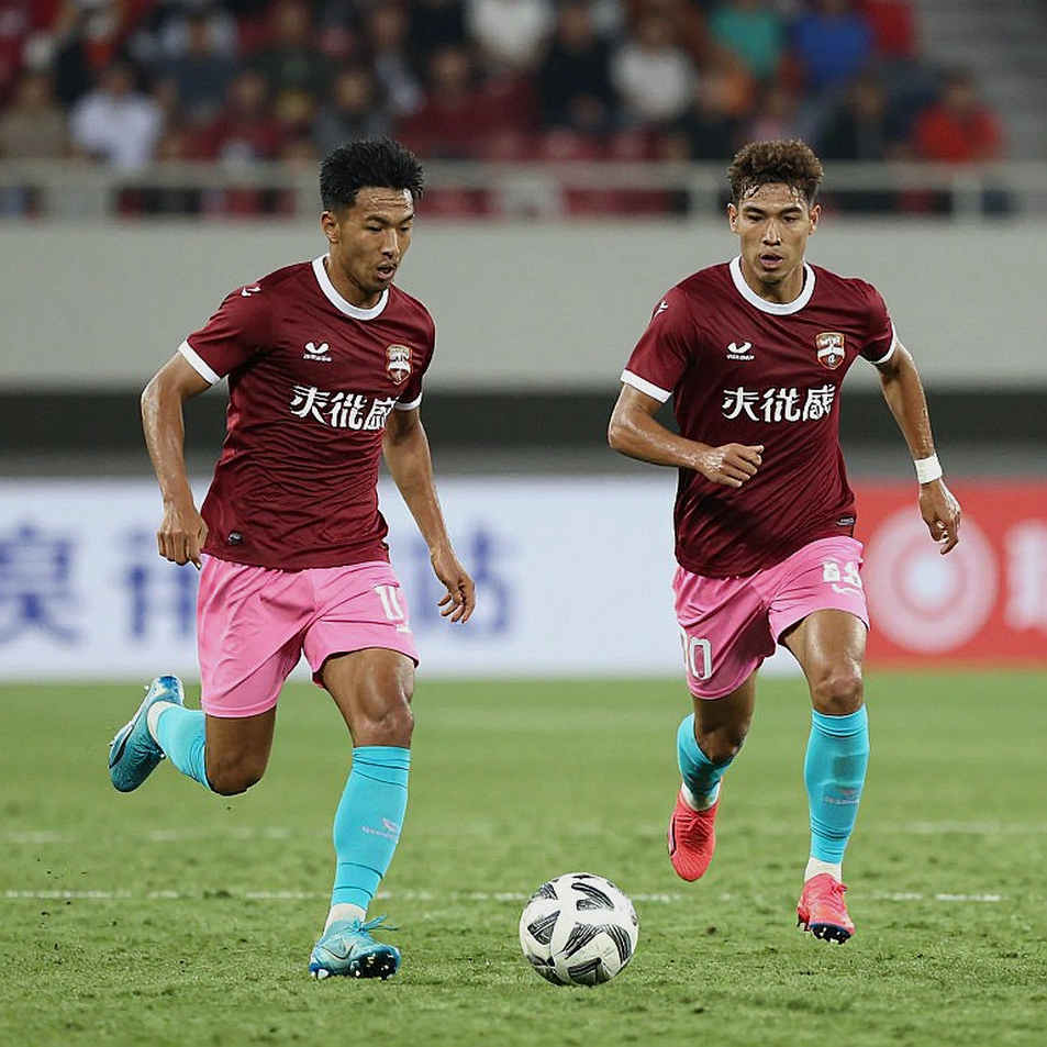 V.League và nhịp thở chậm: bóng đá Việt Nam giữa bản sắc kỹ thuật và cám dỗ thể lực