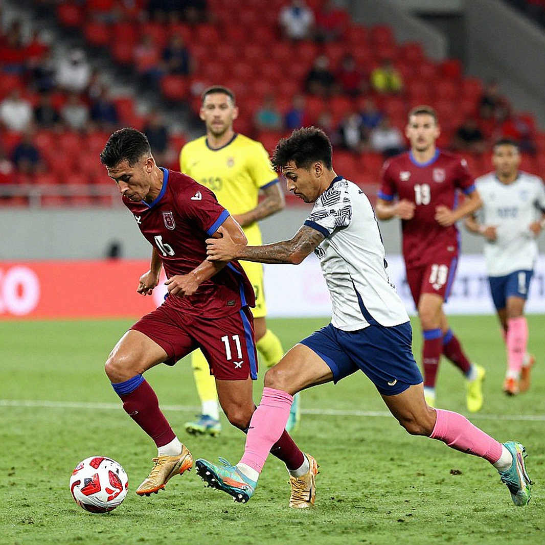 Raphinha, Yamal và khoảng lặng ba phút: Sevilla 1-3 Barcelona nhìn từ góc trọng tài