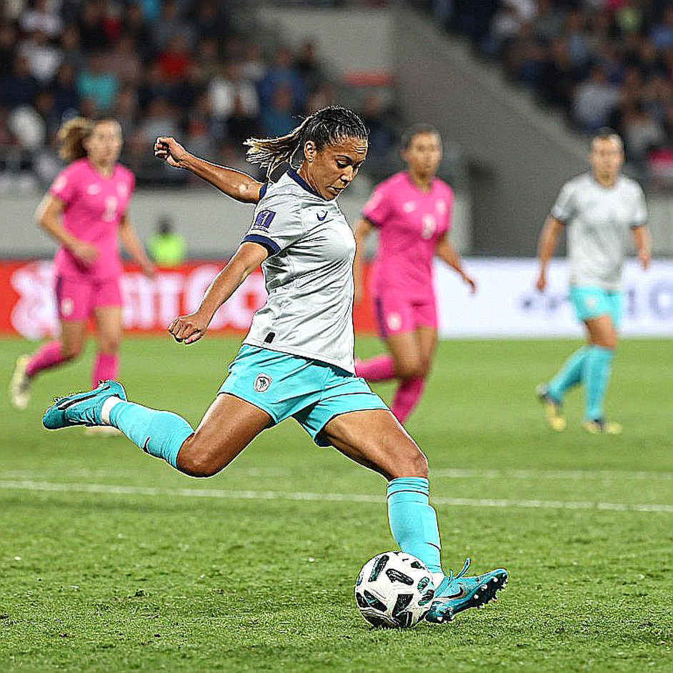 Lỗi phân loại trong kho dữ liệu bóng đá: khi một bài viết về thẻ người cao tuổi Mexico mang nhãn football