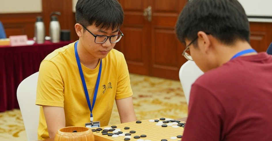 Nước 9...a5 và cuốn băng dán nhầm nhãn: đọc lại một lời chào hàng khai cuộc