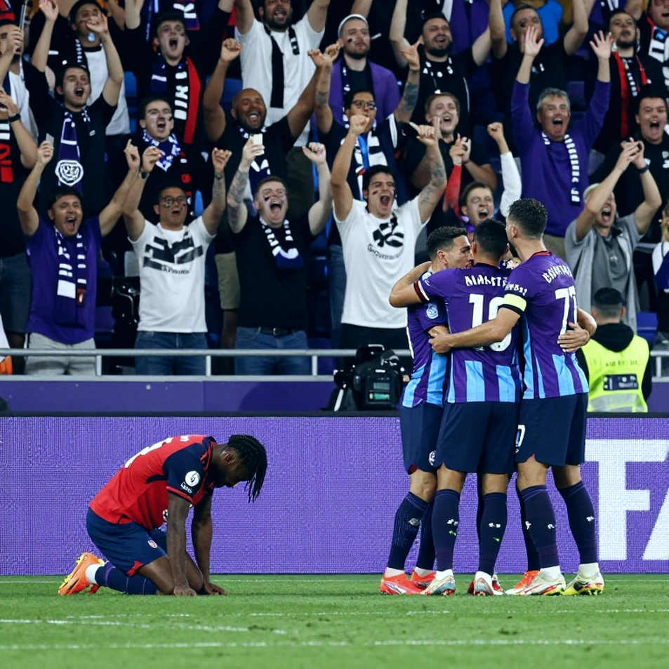 Công An Hà Nội thắng 1-0 trên đất Singapore: Trục ngoại binh che đi một hàng thủ đang rạn